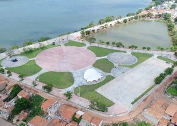 A imagem mostra uma vista aérea da área Beira-Rio em Imperatriz.