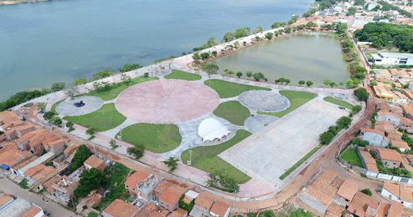A imagem mostra uma vista aérea da área Beira-Rio em Imperatriz.