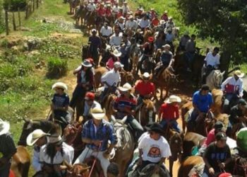 Momento do percurso em que os cavaleiros estão se aproximando do local que ocorrerá a festa (foto: acervo pessoal/Vanessa Costa)