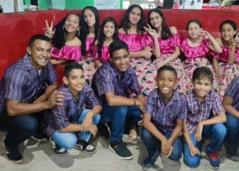 Régis (esquerda) coordena o grupo de dança e mantém vivo o legado de sua mãe (foto: divulgação)