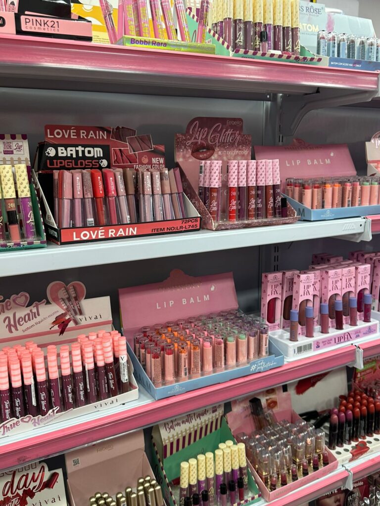 Prateleiras exibem variedade de maquiagens e acessórios vendidos a preço fixo de R$10. Foto: Mariana Oliveira