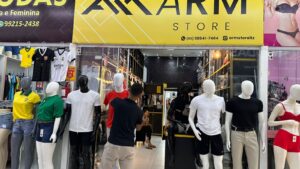 vendedor vilmar, organizando peças do vestuário