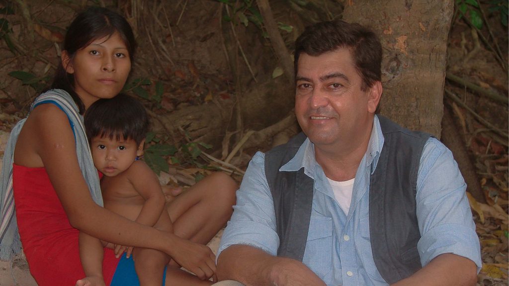 Sidney Pereira em uma aldeia indigena
