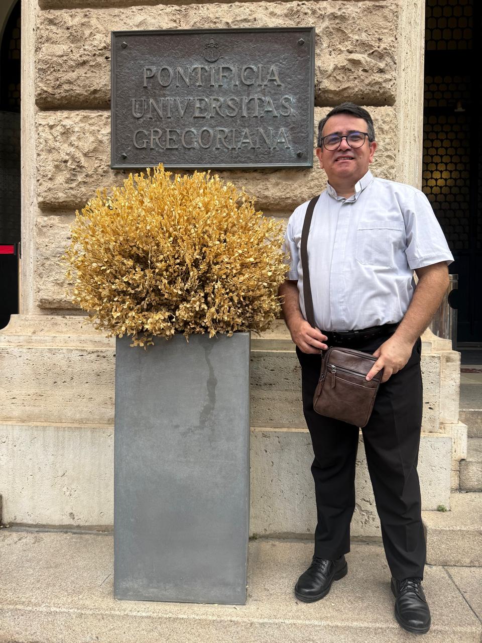 Padre Eliezer em frente a Pontifícia Universidade Gregoriana de Roma, na Itália