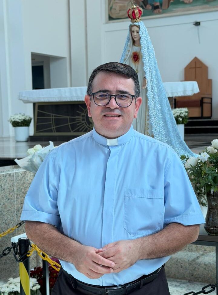 Padre Eliezer em frente ao altar da Catedral Nossa Senhora de Fátima