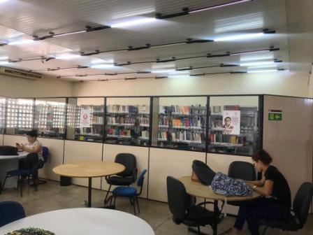 Quase no escuro: metade das lâmpadas da biblioteca da UFMA estão queimadas